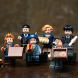 Tina and her hot dog, Queenie and her strudel, Jacob and his pastries… the whole “Fantastic Beasts” gang is included in the new wizarding world minifigures series from LEGO.