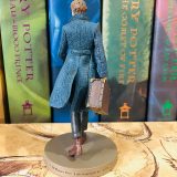 Even from the back, Newt’s outfit is still lovingly characterized.