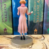 One can clearly see Queenie’s shape and dress details from this back-facing photograph.