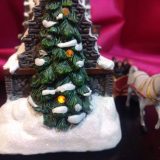 The “HOG’S HEAD INN™” (viewed from the side), with its Christmas tree covered in snow and decorated with baubles, reminds us of holiday time.