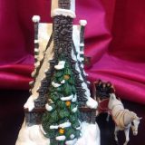 The “HOG’S HEAD INN™” (viewed from the side), with its Christmas tree covered in snow and decorated with baubles, reminds us of holiday time.