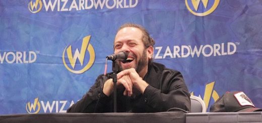 Dan Fogler smiling at his Wizard World panel