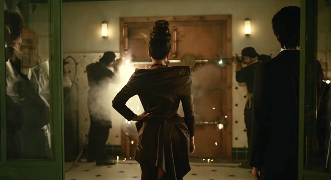 Dame Emma Thompson locks something in a vault. It’s probably puppies. (Credit: Disney)