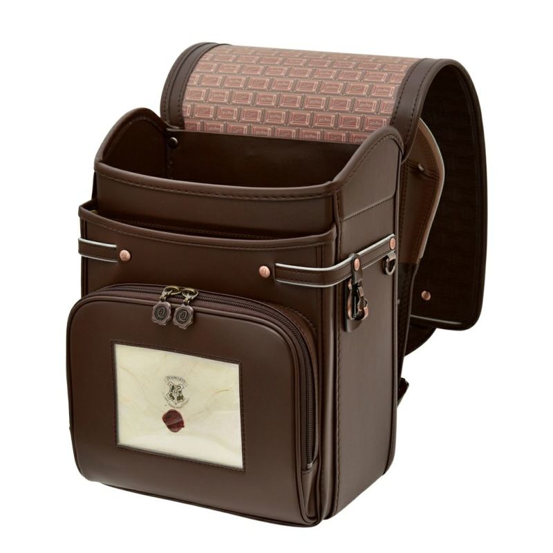 A clear pocket allows witches and wizards to show off their Hogwarts acceptance letter.