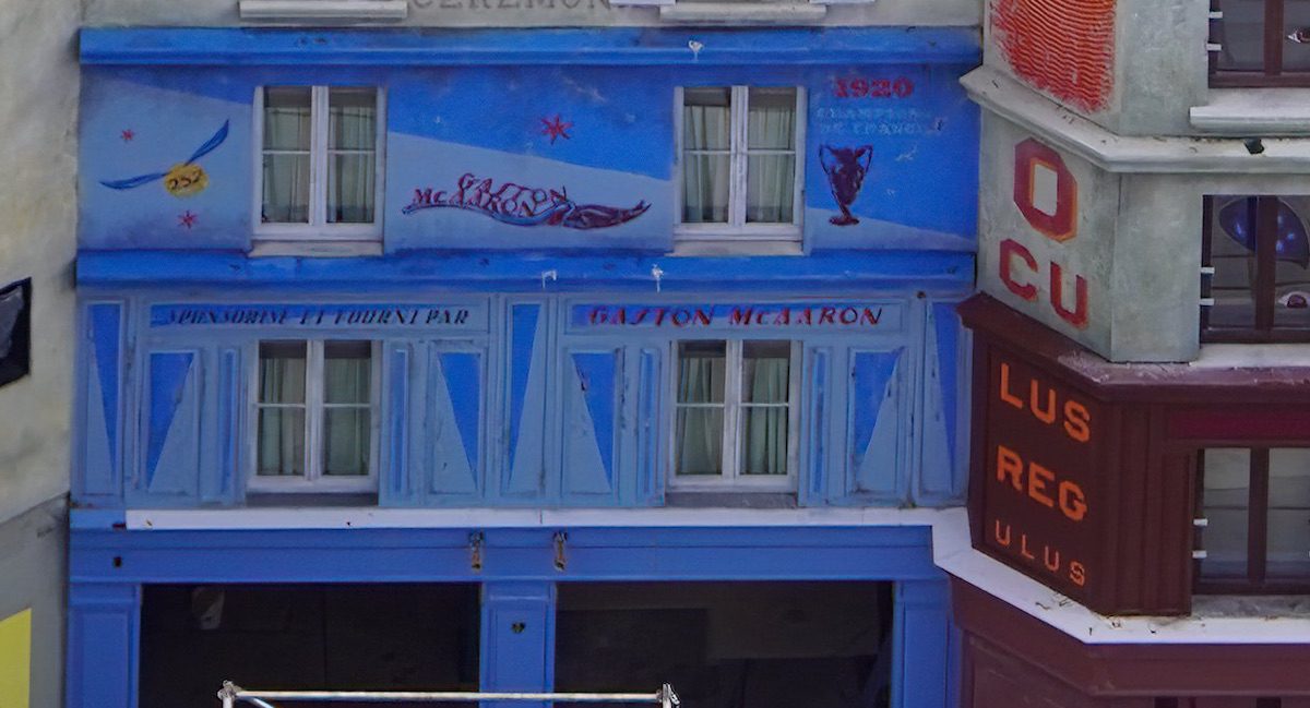 A Quidditch shop has been painted a vibrant blue. (Source: @bioreconstruct/Twitter)